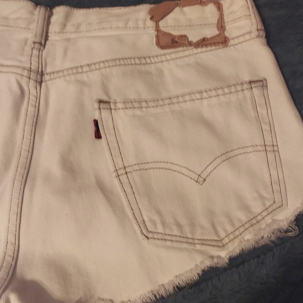 Vintage LEVI 505 white cut off shorts in excellent condition! 33×30